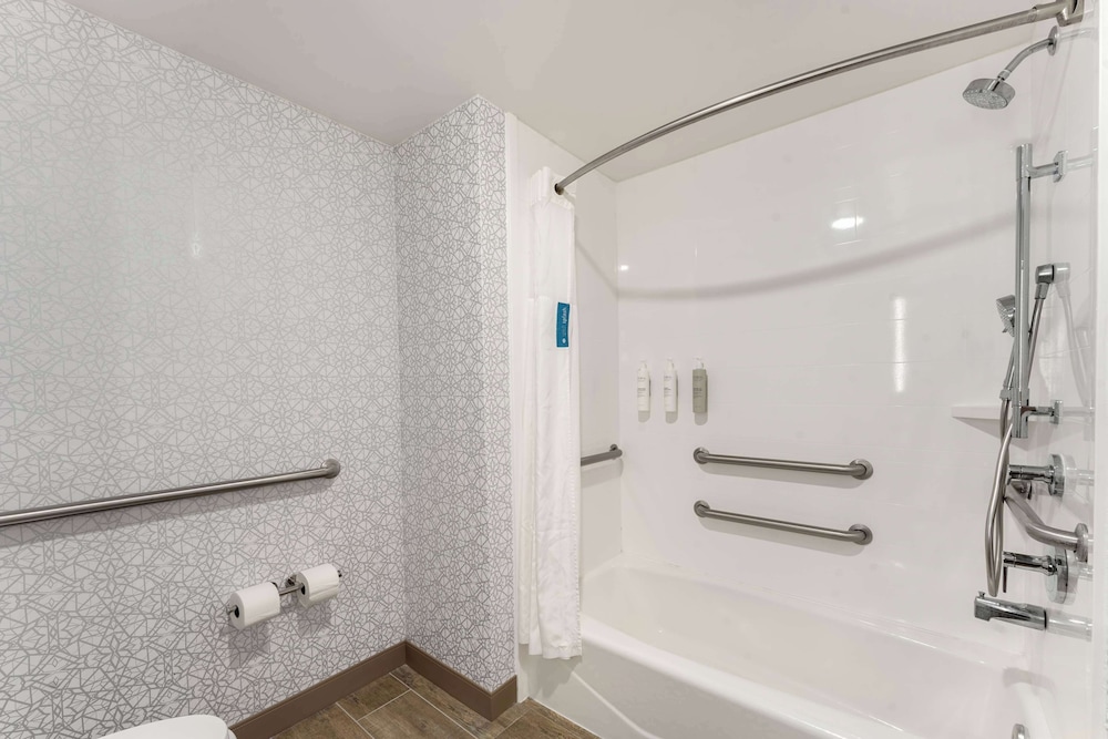 Room, 1 King Bed, Accessible - Photo 6