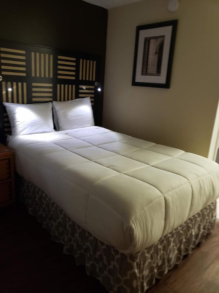 Standard Room, 1 King Bed, Non Smoking photo 1