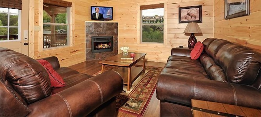 Premier Cabin, 3 Bedrooms, Hot Tub, Valley View (Sleeps up to 12) photo 2