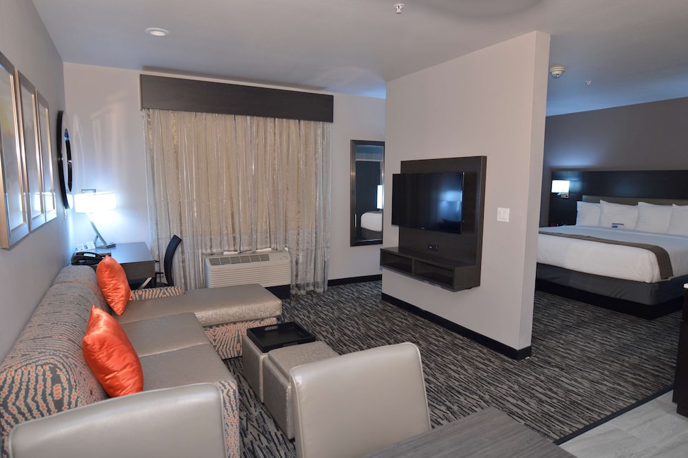 Suite, 1 King Bed, Non Smoking, Kitchenette