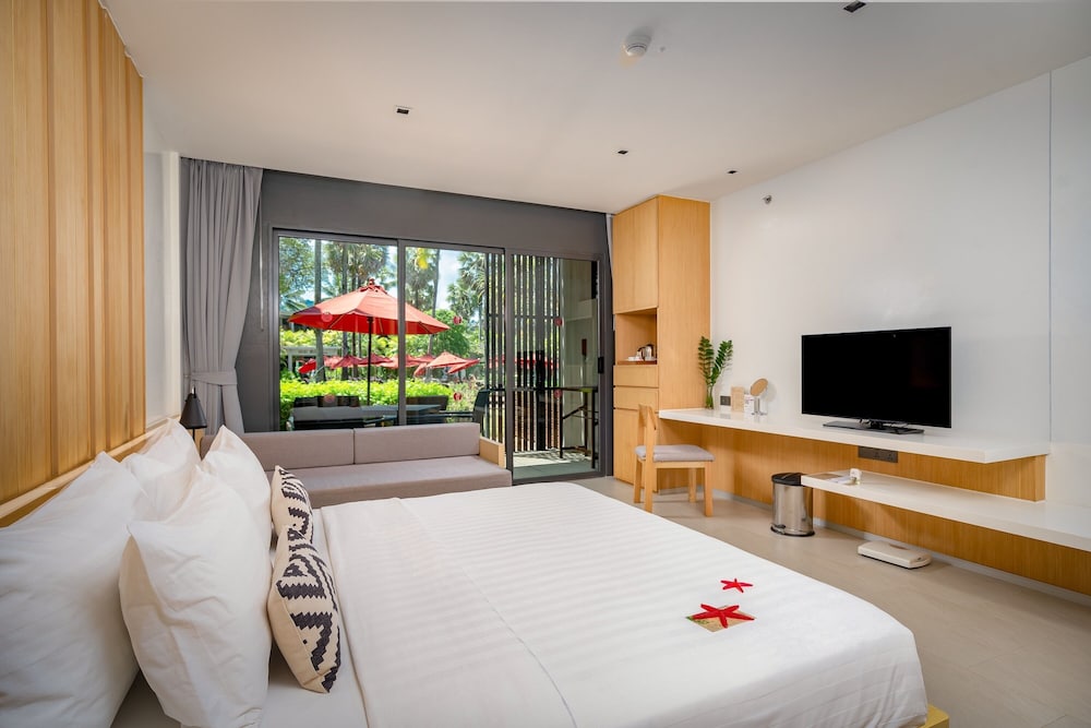 Deluxe Room, 1 King Bed (Lanai) - Photo 4