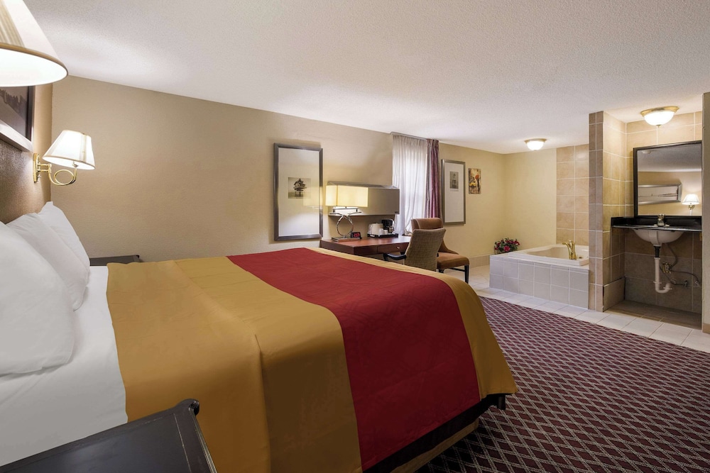 Standard Room, 1 King Bed, Non Smoking, Jetted Tub photo 1