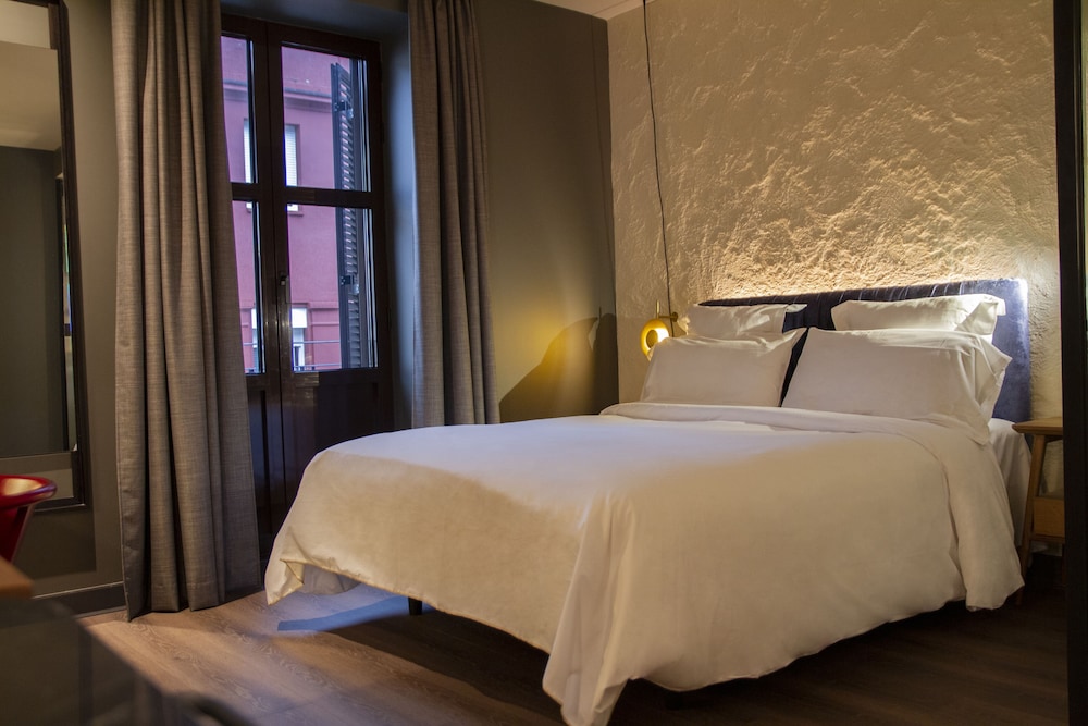 Standard Room, 1 Queen Bed, Balcony