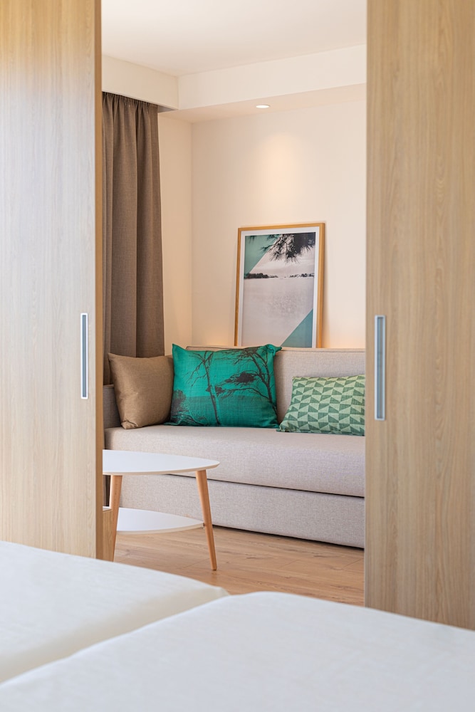 Suite, Balcony (2 adults + 1 child) - Photo 4