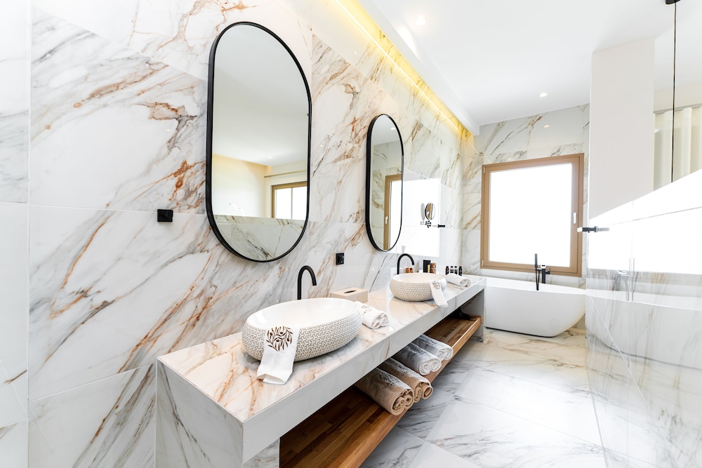 Deluxe Suite, 1 Queen Bed, Hot Tub, Garden View photo 3