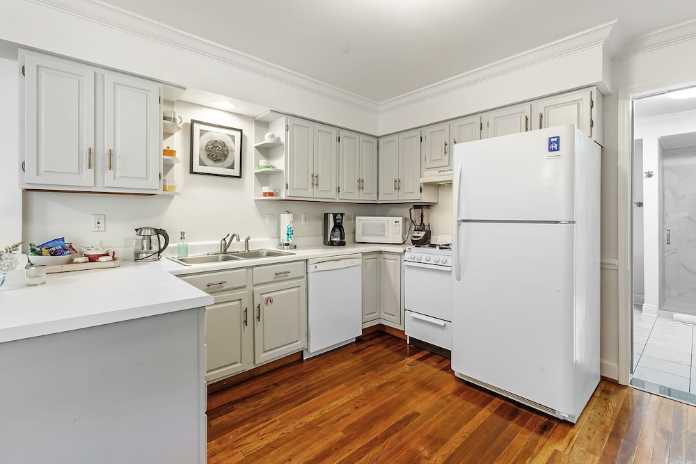 Magnolia Luxury Suite, 1 King Bed, Pets Allowed, Bay View photo 3
