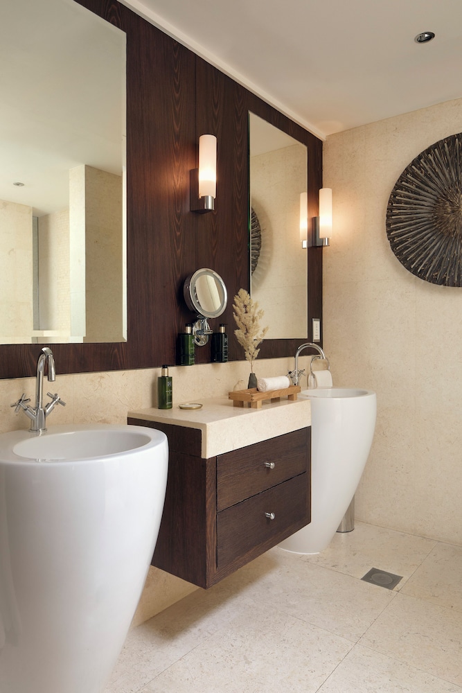 Palm Deluxe Room thumbnail 5