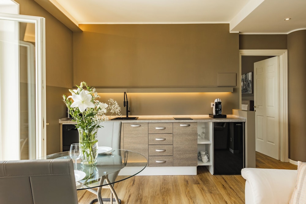 Romantic Apartment, 1 Double Bed, Patio, Lake View photo 3