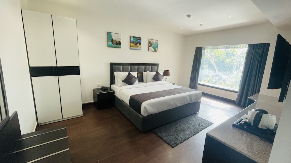 Superior Room with City View - Photo 5