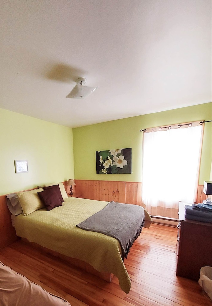 Standard Room, 1 Queen Bed, Private Bathroom (La Verte)