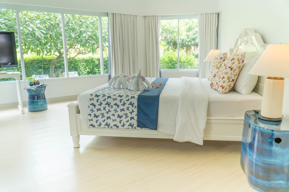 Suite - Photo 13