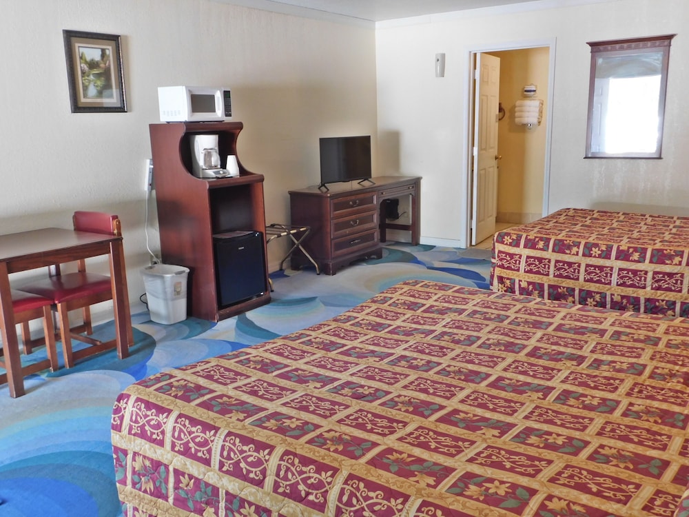 Double Room, 2 Queen Beds, Non Smoking, Refrigerator & Microwave photo 2