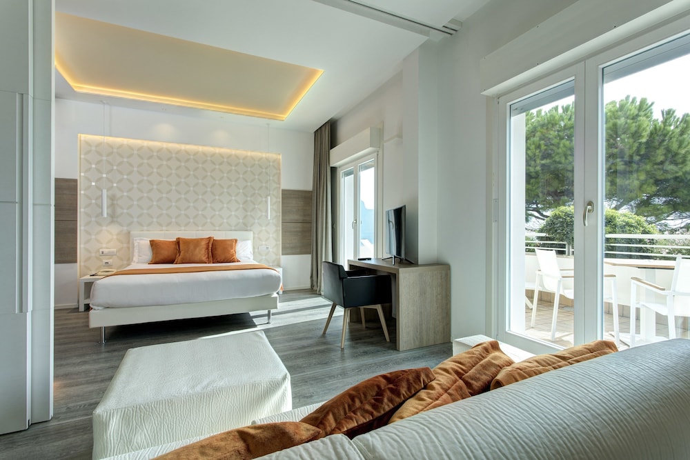 Design Suite, 1 Bedroom, Sea View (Beach access included) photo 3