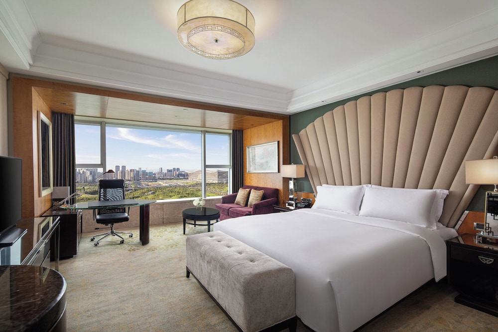Room, 1 King Bed, Business Lounge Access, City View (High Floor)