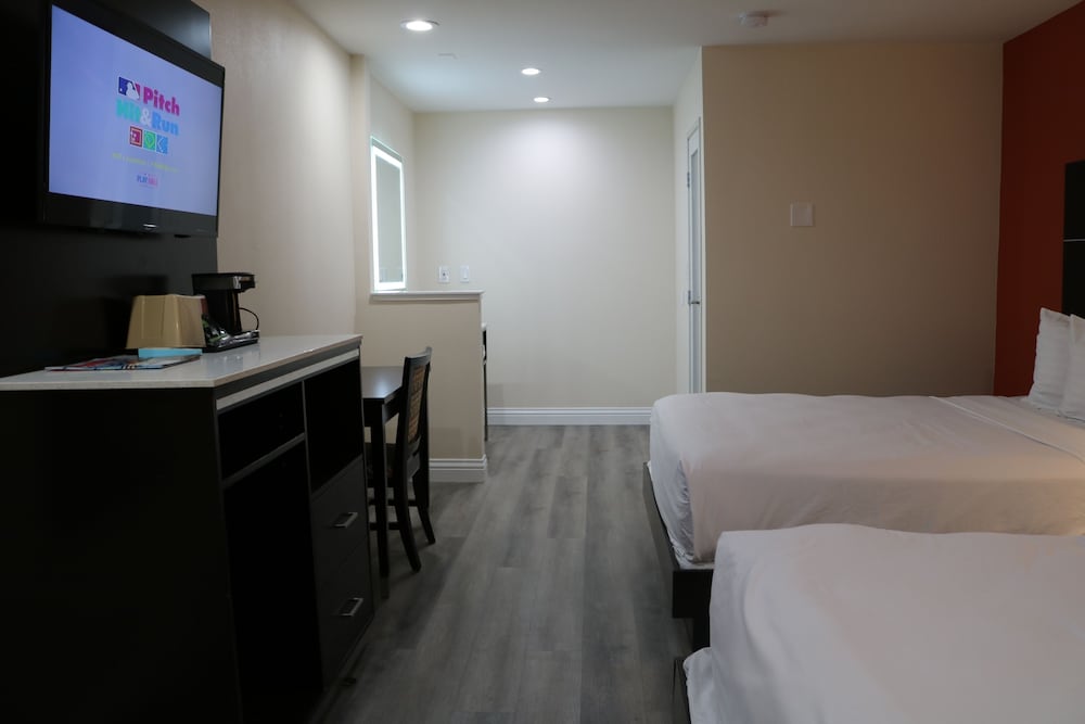 Standard Suite, 2 Queen Beds, Non Smoking - Photo 1