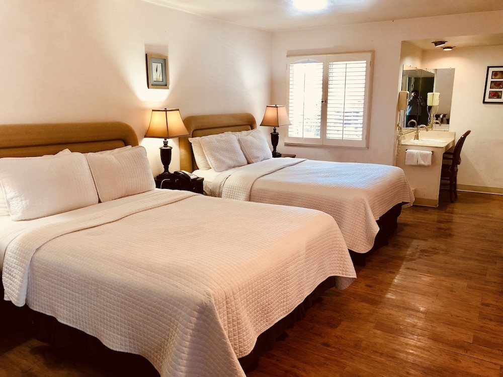 Cottage, 2 Queen Beds - Photo 10
