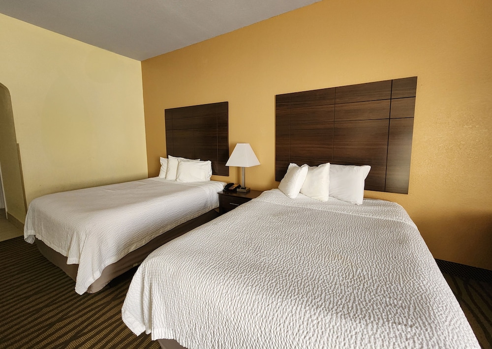 Room, 2 Queen Beds, Smoking - Photo 5