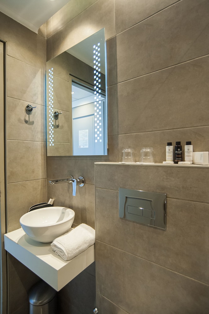 Double or Twin Room with Balcony - Photo 11