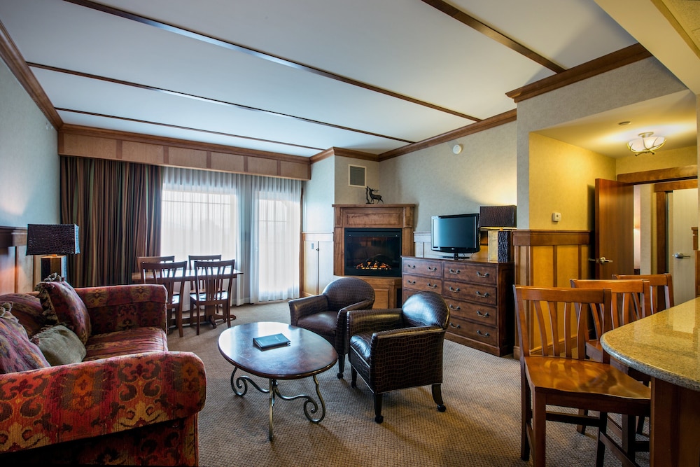 Suite, 1 King Bed - Photo 2
