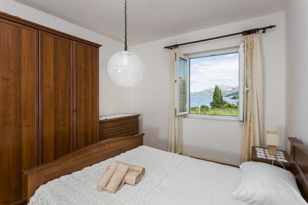 Apartment (Three Bedroom Apartment with Terrace)