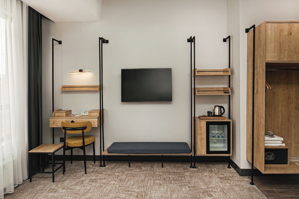Standard Triple Room, City View photo 2