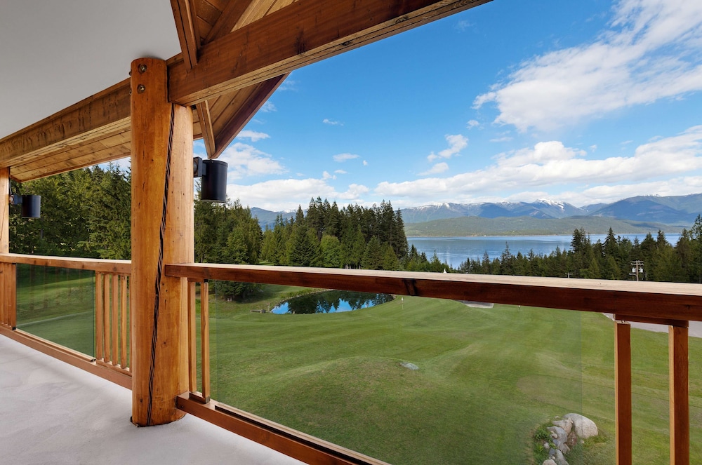 Standard Room, 1 King Bed, Balcony, Lake View photo 3