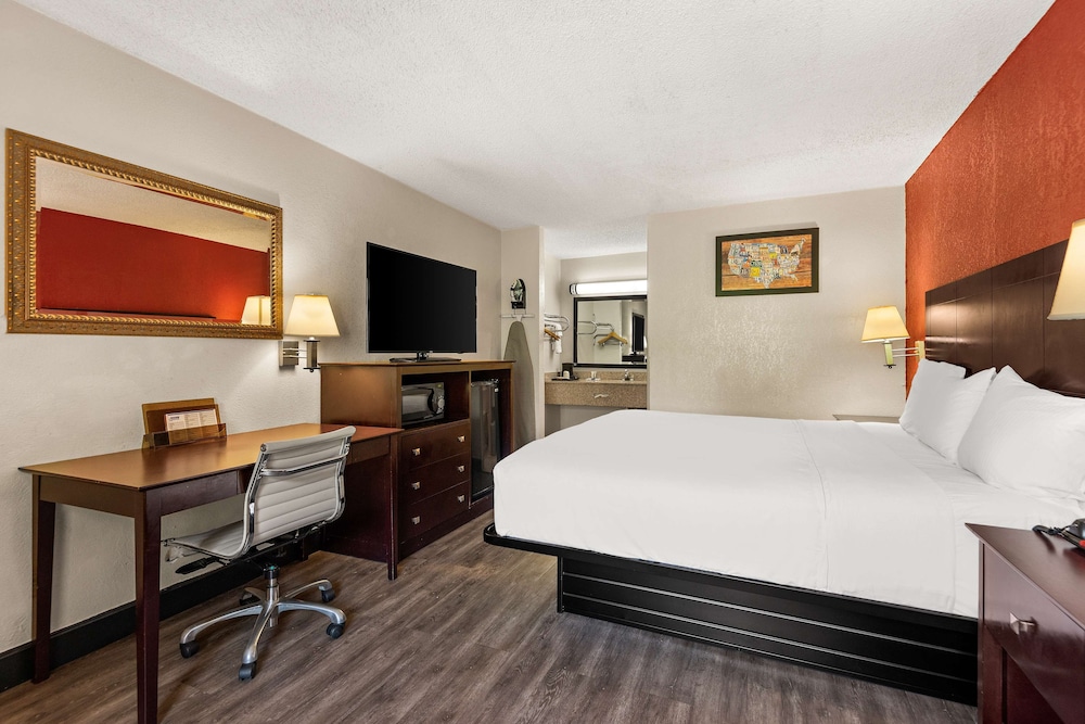 Room, 1 King Bed, Non Smoking photo 2