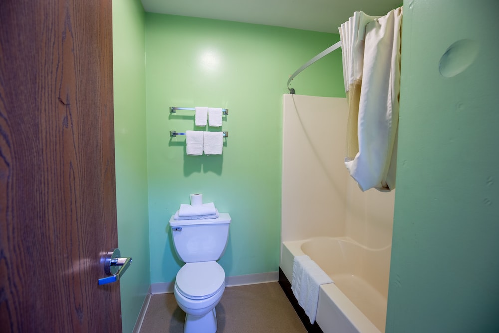 Deluxe Room, 2 Queen Beds, Non Smoking, Refrigerator & Microwave photo 2