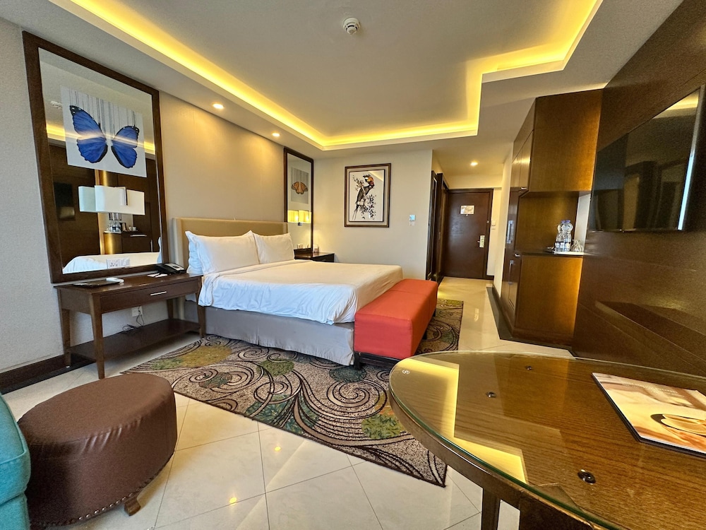 Deluxe Suite, 1 Bedroom, Private Bathroom, Garden View photo 2