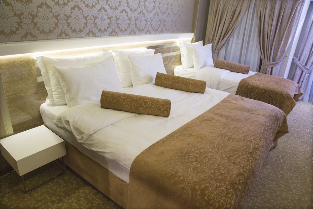 Standard Triple Room, Private Bathroom, City View photo 1