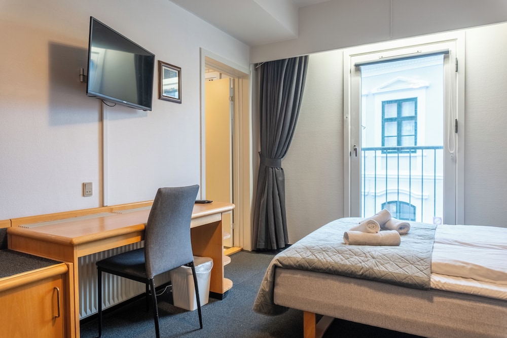 Basic Double Room thumbnail 5