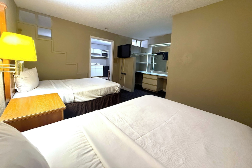 Room, Non Smoking (2 Full Beds) - Photo 2