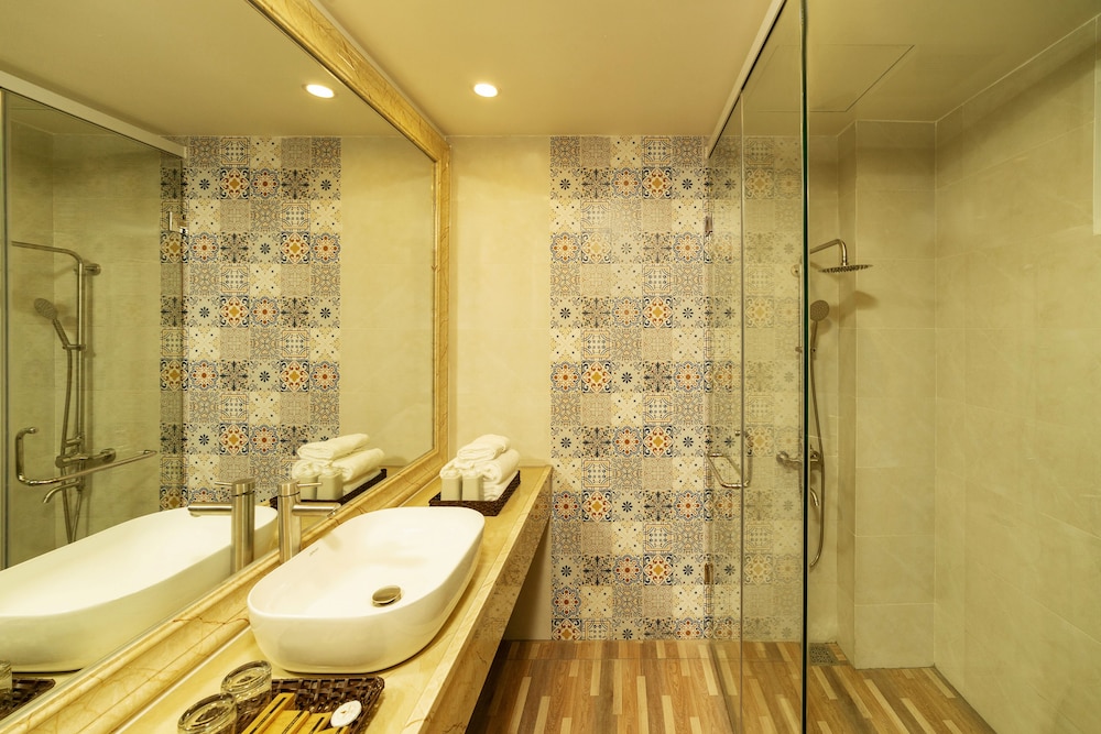 Deluxe Room, Lake View - Photo 19