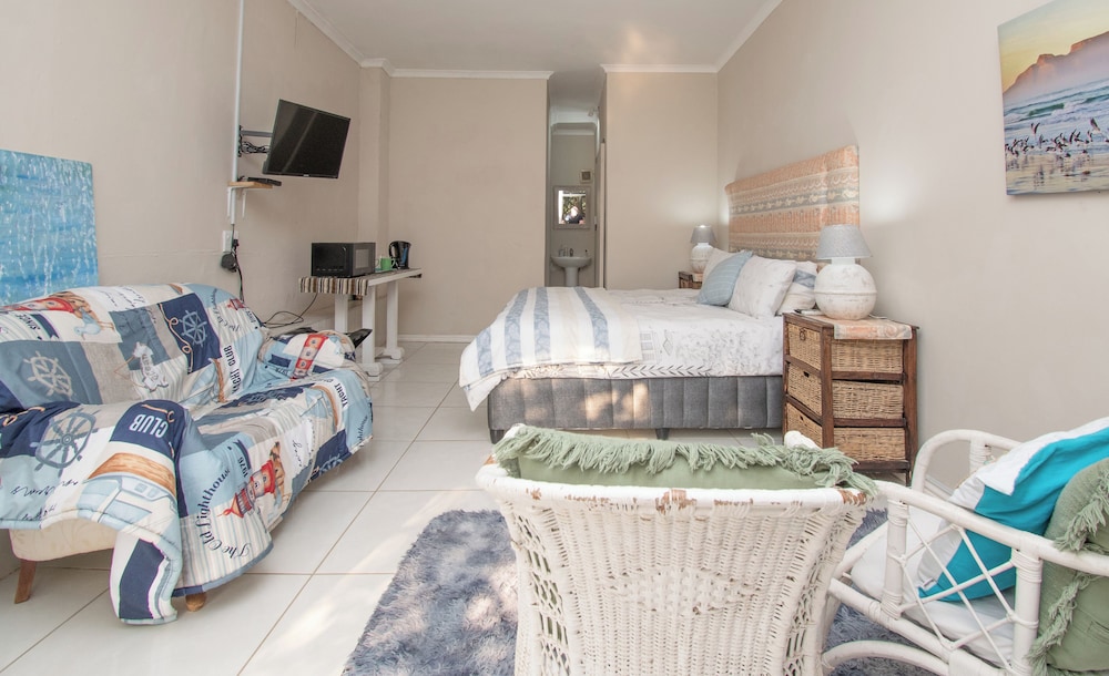 Classic Double Or Twin Room, 1 King Bed, Non Smoking, Pool View photo 3