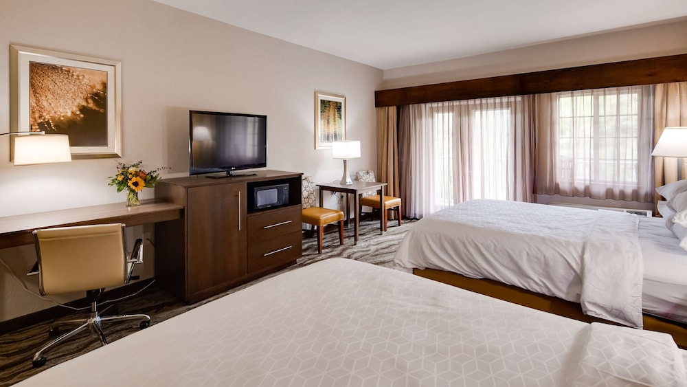 Suite, 2 Queen Beds, Refrigerator & Microwave, River View photo 2