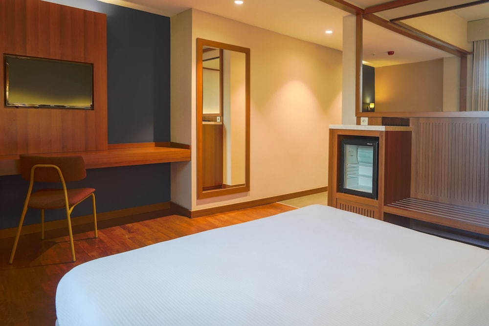 Standard Room, 1 King Bed, Non Smoking - Photo 5