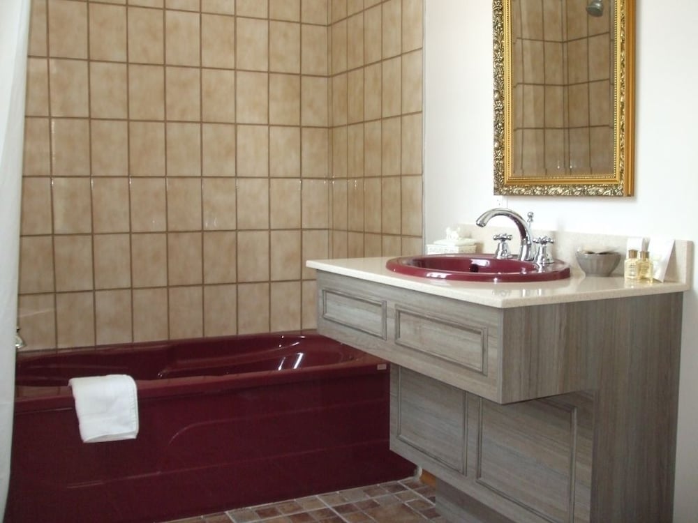 Standard Room, 1 King Bed (Victor-Victoria) photo 3