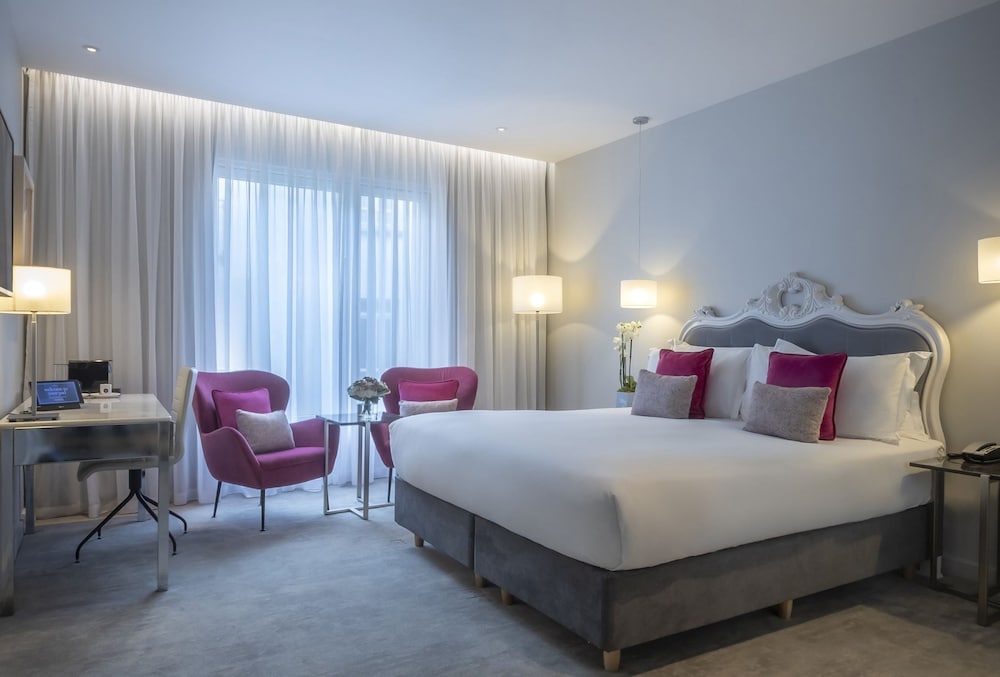 Deluxe Queen/King Room
