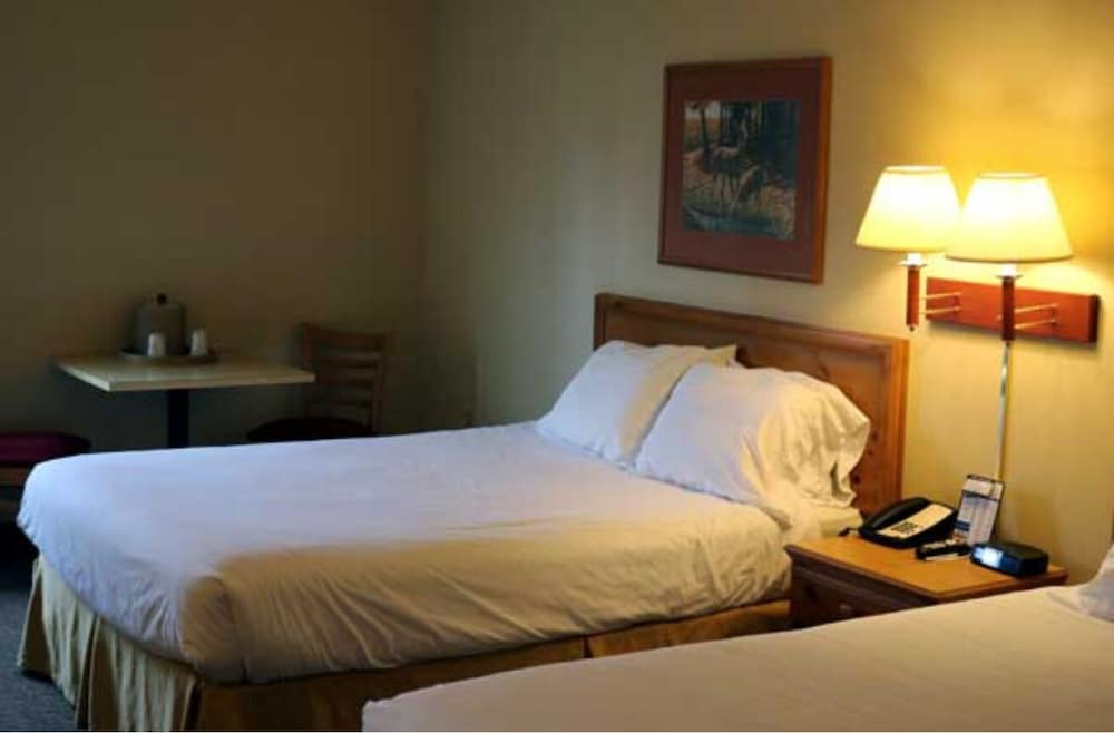 Room, 2 Queen Beds photo 3