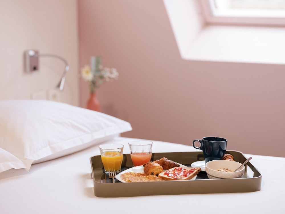 Double Room (Echo)