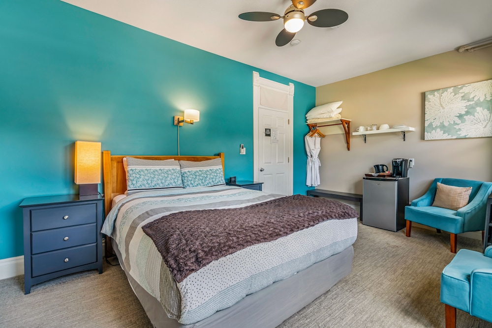 Standard Room, 1 Queen Bed, Mountain View (Private detached bathroom) photo 2