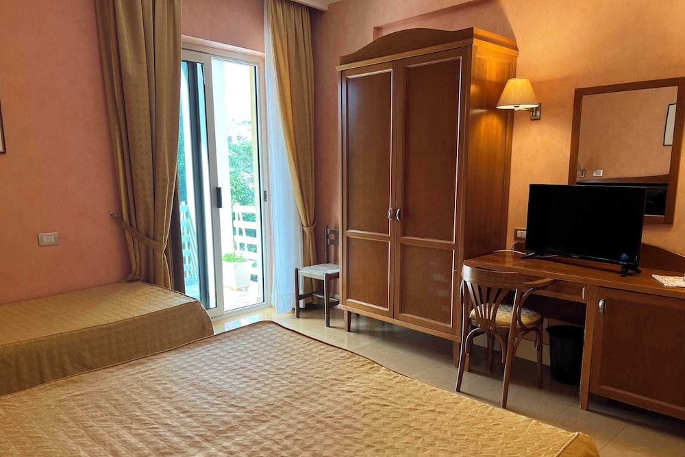 Superior Triple Room photo 2