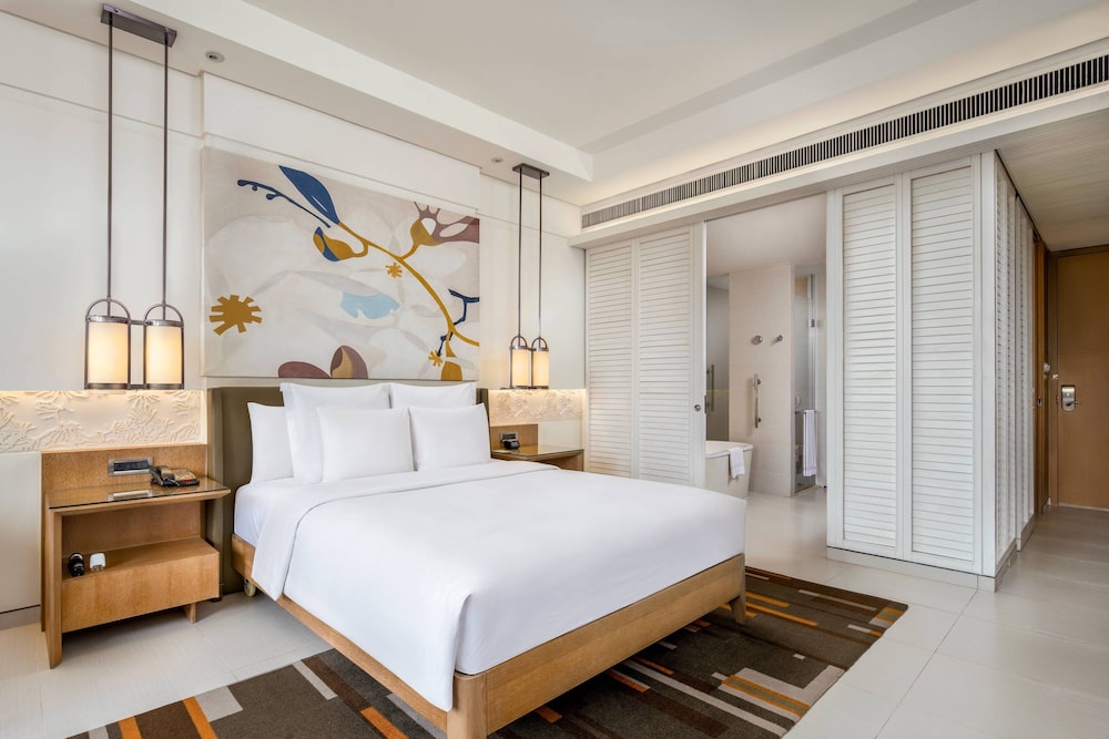 Deluxe Room, 1 King Bed, Balcony - Photo 1