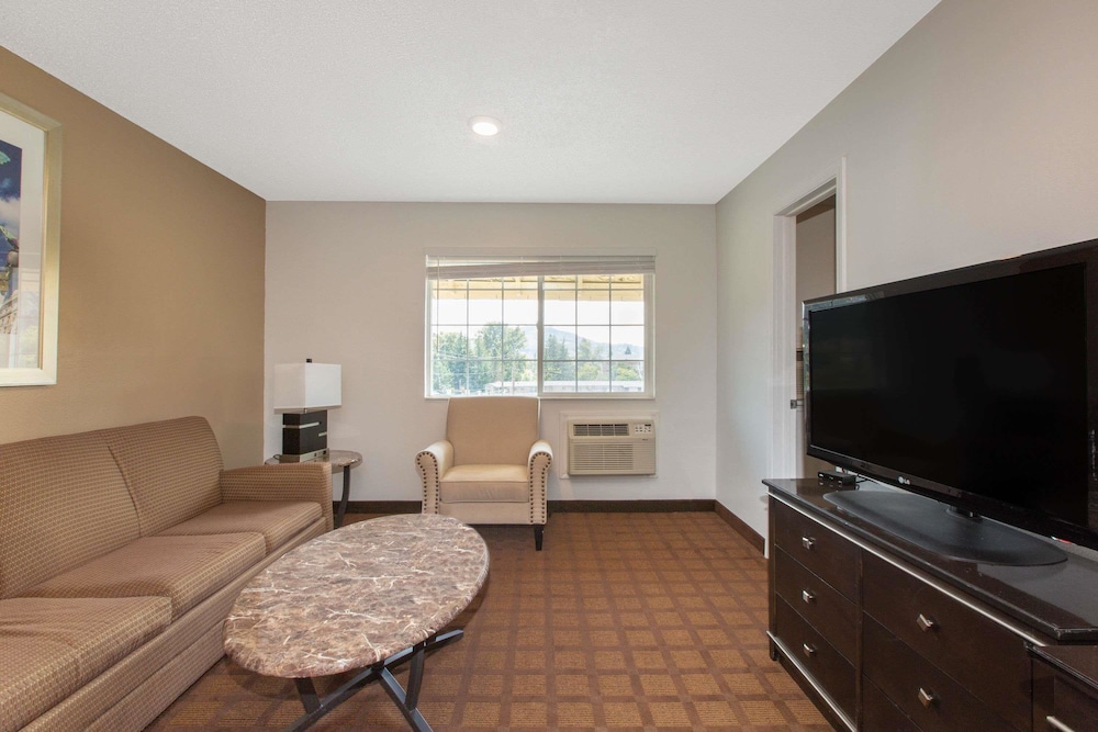 Suite, 1 King Bed, Non Smoking photo 2