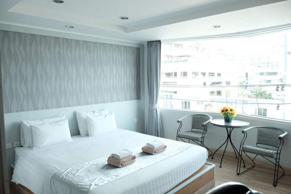 Deluxe Double Room (Side Sea View)