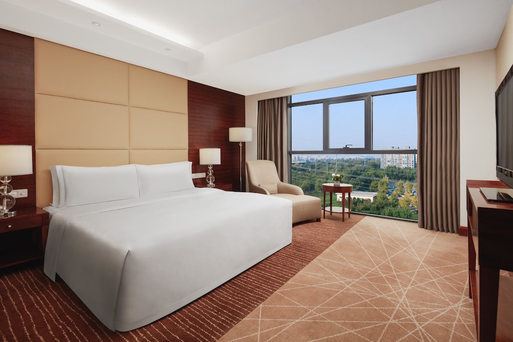 Suite, 1 Bedroom - Photo 2