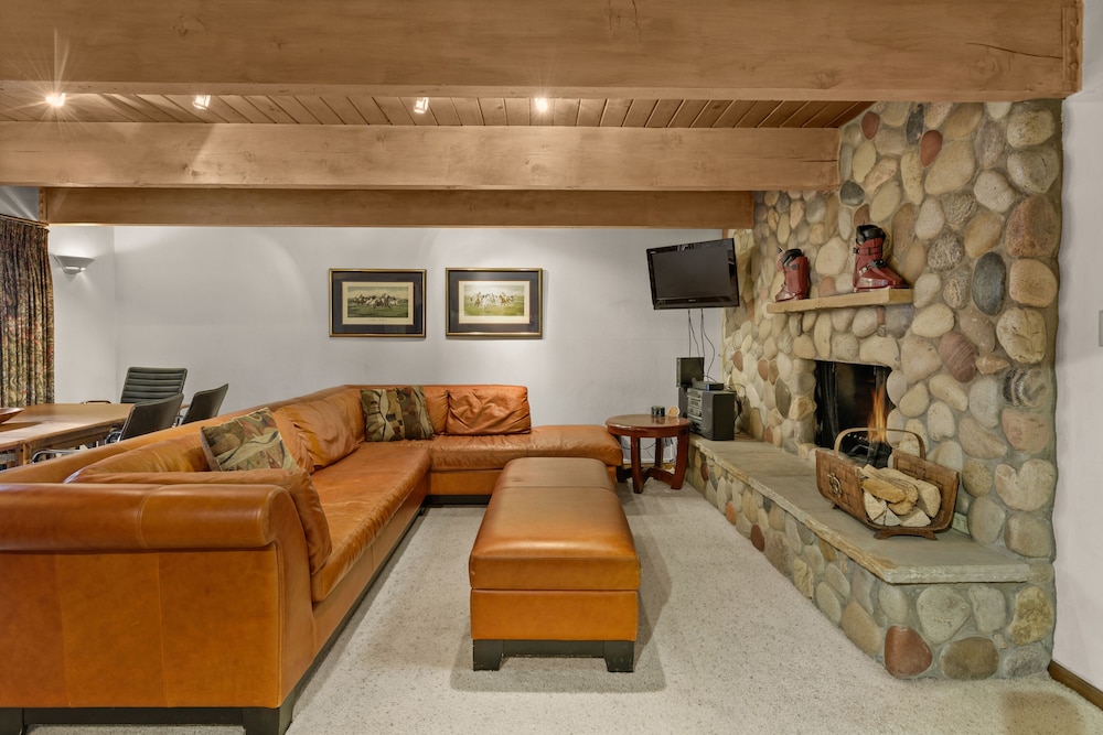 Deluxe Condo, 2 Bedrooms, Fireplace (Chateau Dumont 9)