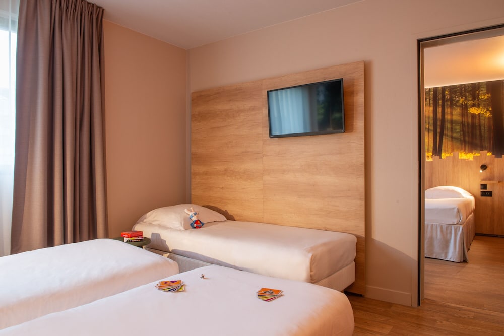 Standard 3 single beds photo 3