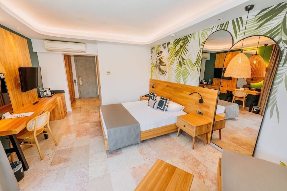 Lagoon Swim-Up Room - Pool Access