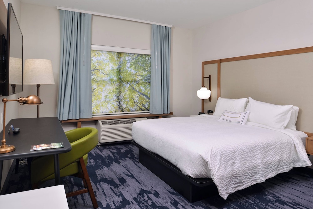 Room, 1 King Bed (Mobility/Hearing Access, Roll-In Shwr) photo 1